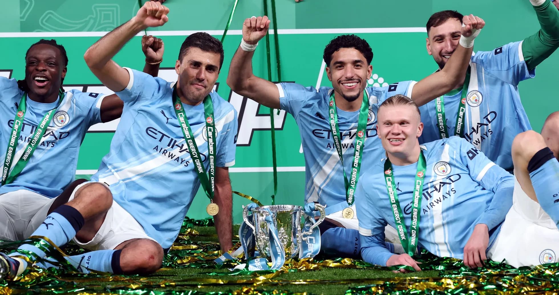 Jugadores de Manchester City celebrando con trofeo