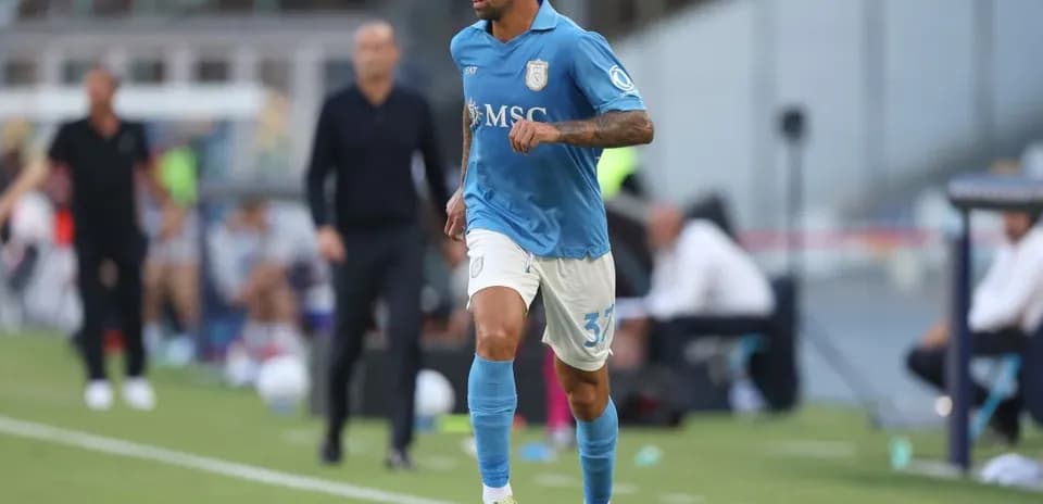Jugador corriendo con el balón durante el partido