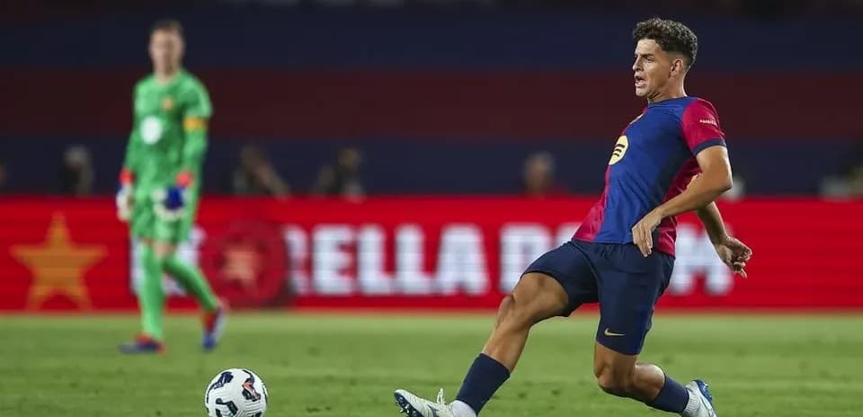 Jugador de fútbol chutando el balón en el partido