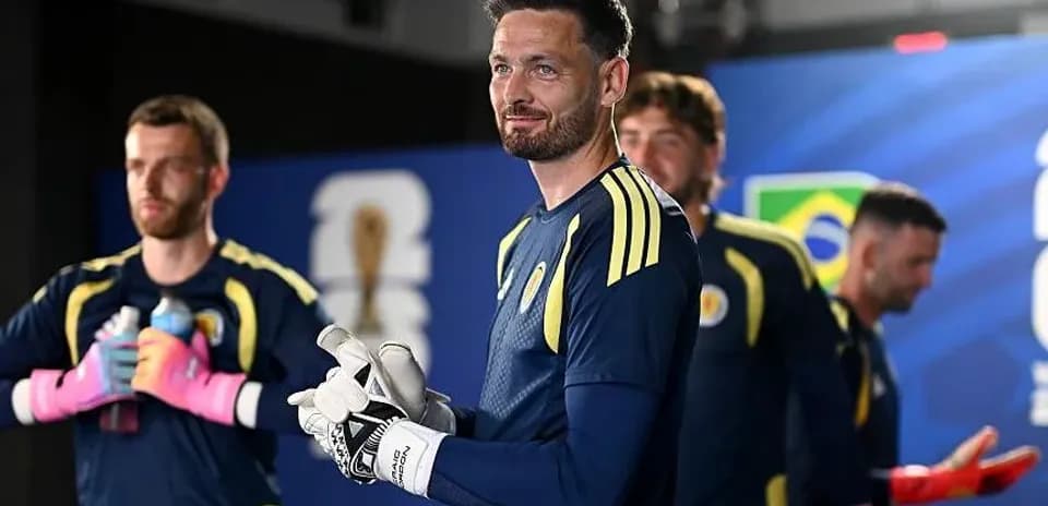 Portero y jugadores de equipo en vestuario