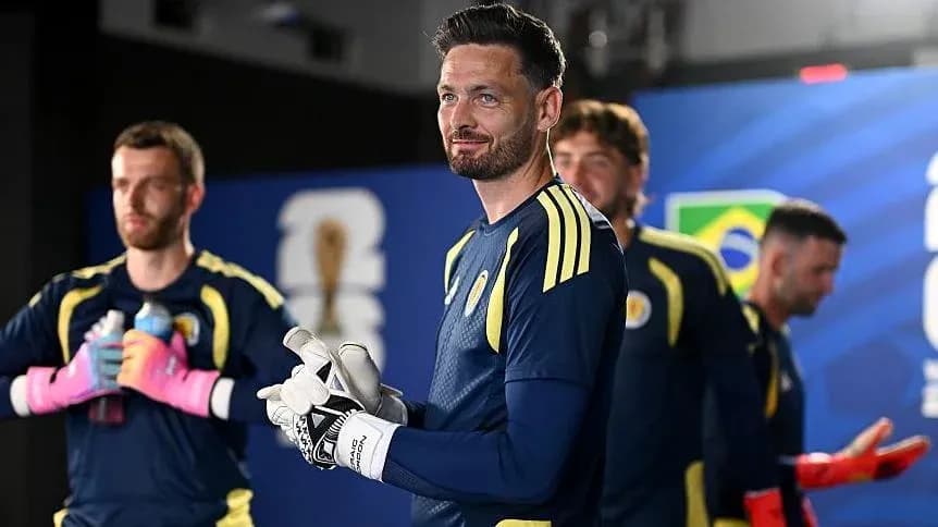 Portero y jugadores de equipo en vestuario