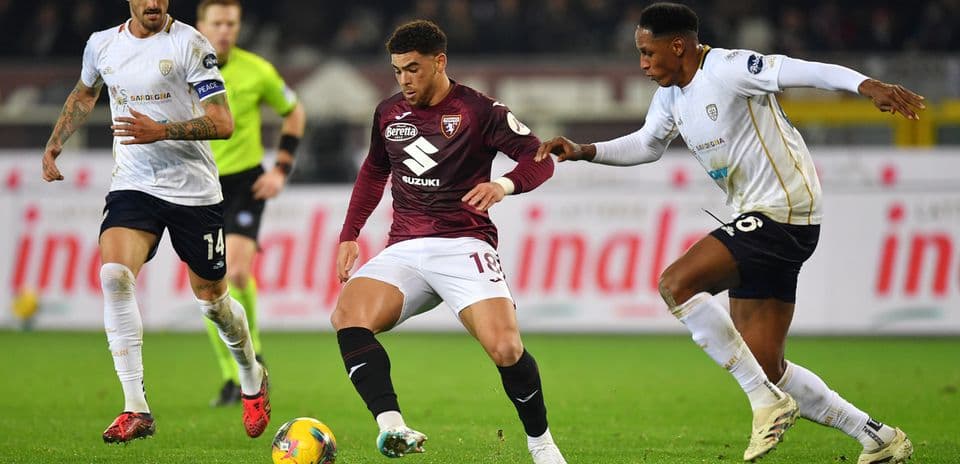 Jugadores de Cagliari y Torino en acción