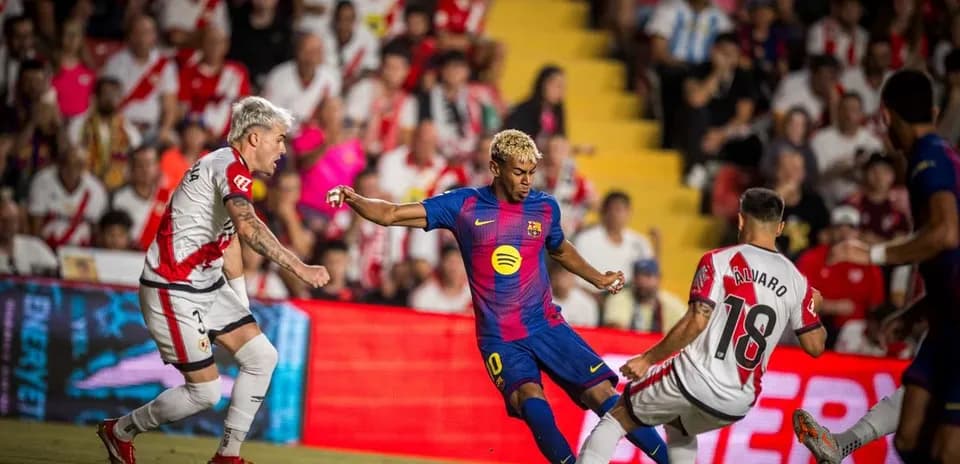 Jugador de Barcelona driblando a rivales de Rayo Vallecano