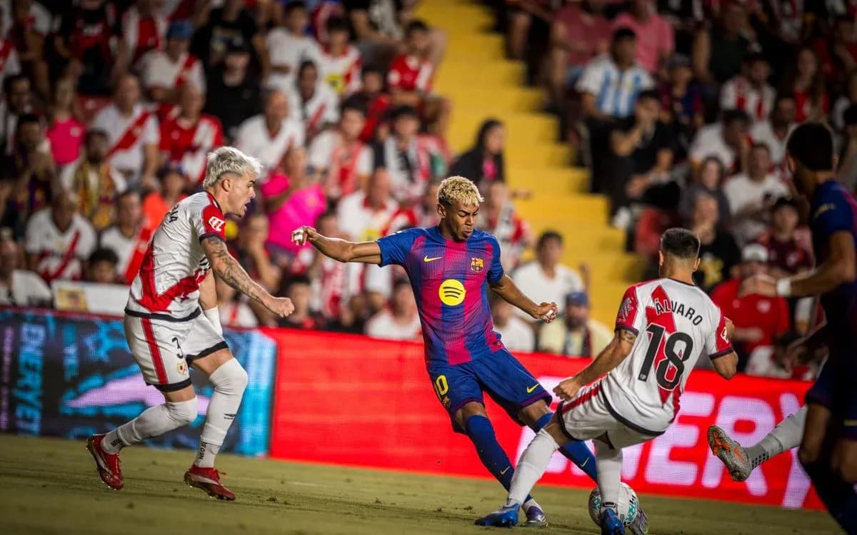 Jugador de Barcelona driblando a rivales de Rayo Vallecano