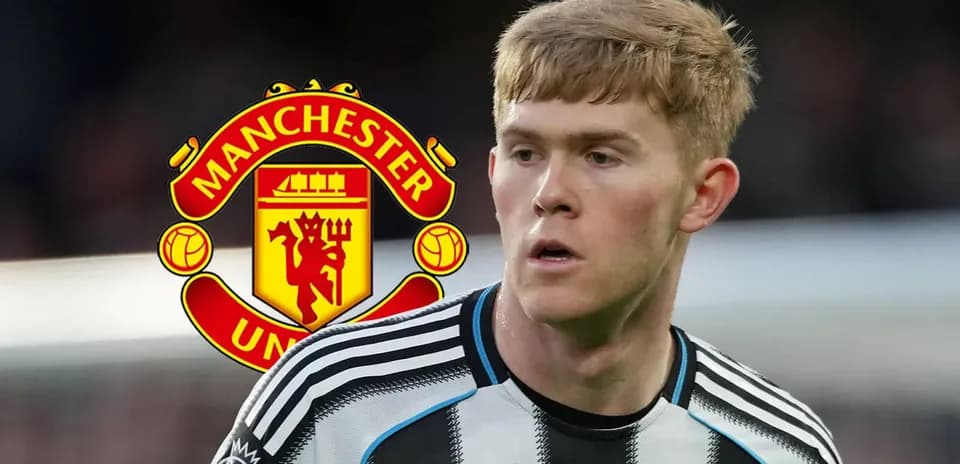 Jugador con camiseta de Newcastle y logo de Manchester United