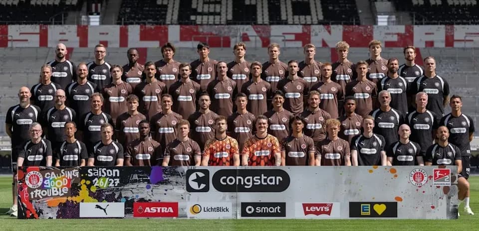 Equipo de St. Pauli posando en el estadio