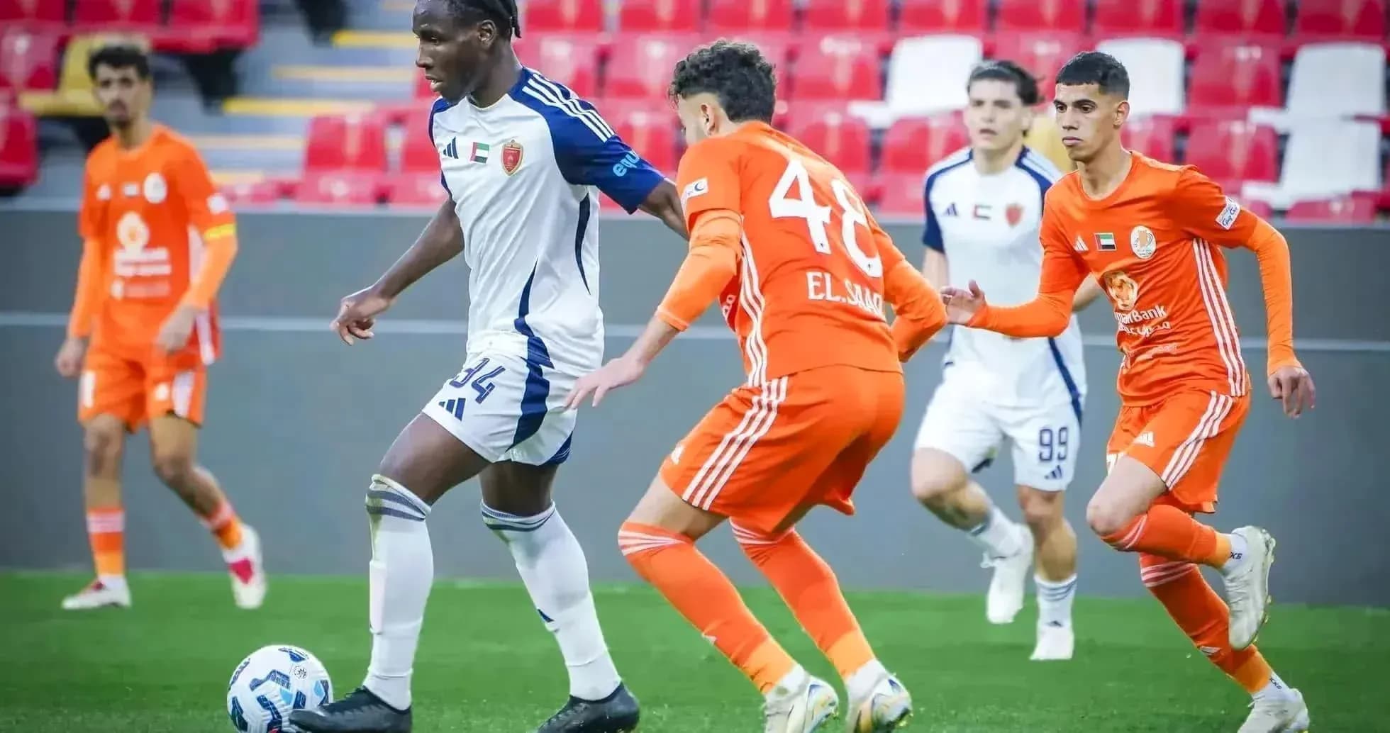 Jugador de Al Dhafra U23 controla el balón