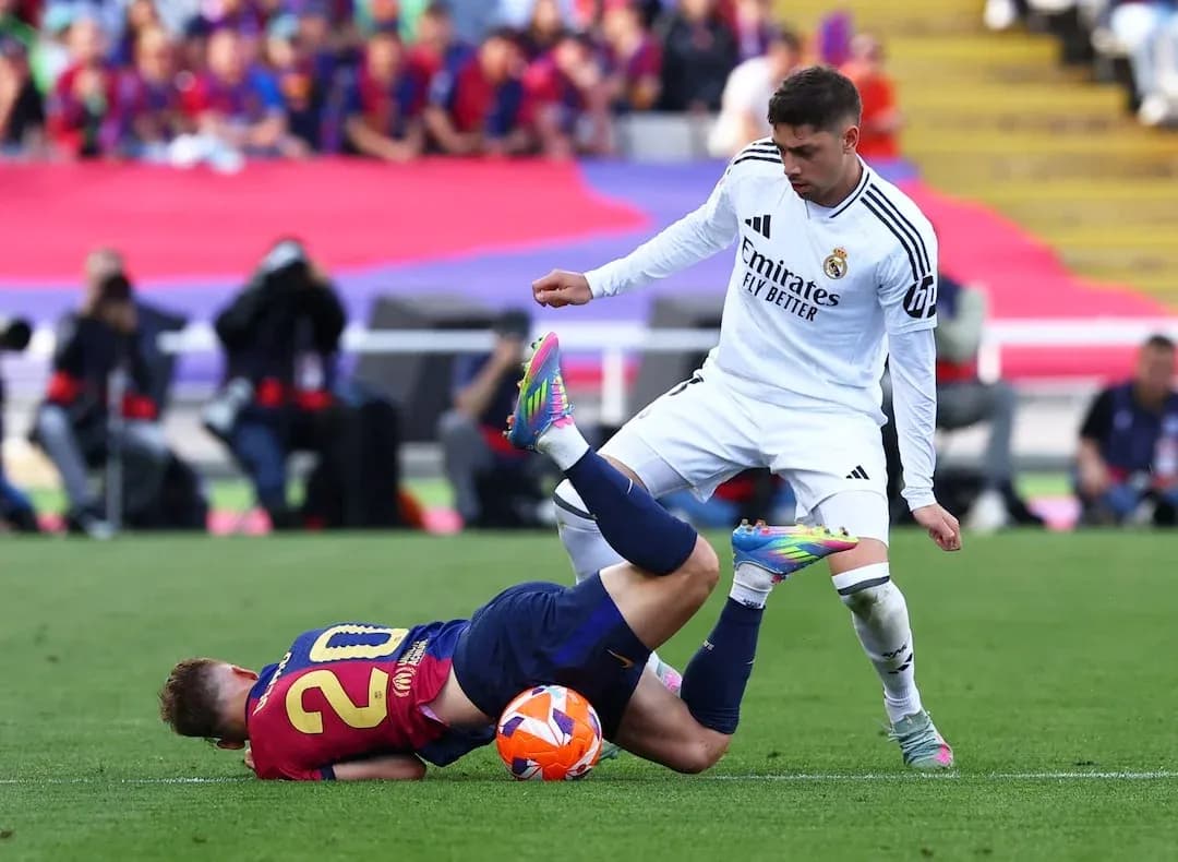 Jugador de Barcelona cae tras falta de jugador del Madrid