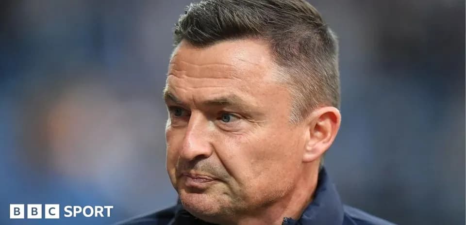 Entrenador observando durante un partido