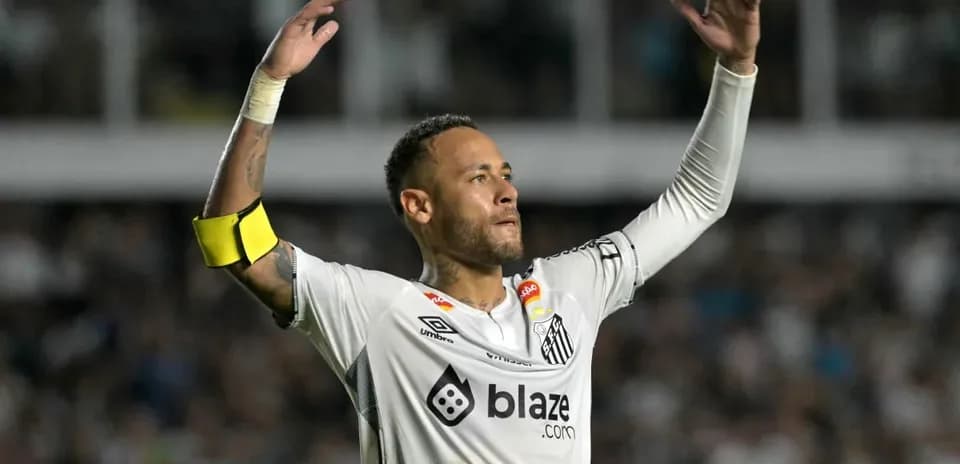 Jugador celebrando con los brazos levantados en el campo