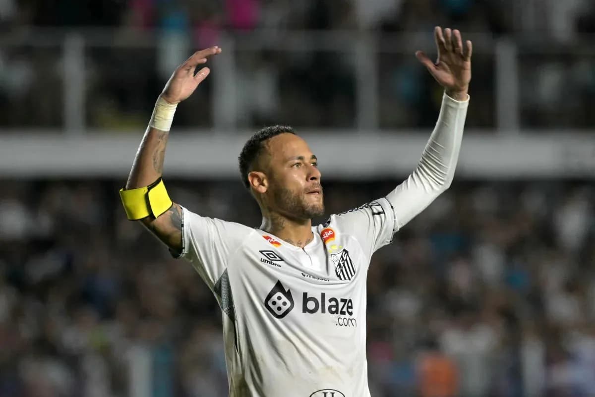 Jugador celebrando con los brazos levantados en el campo
