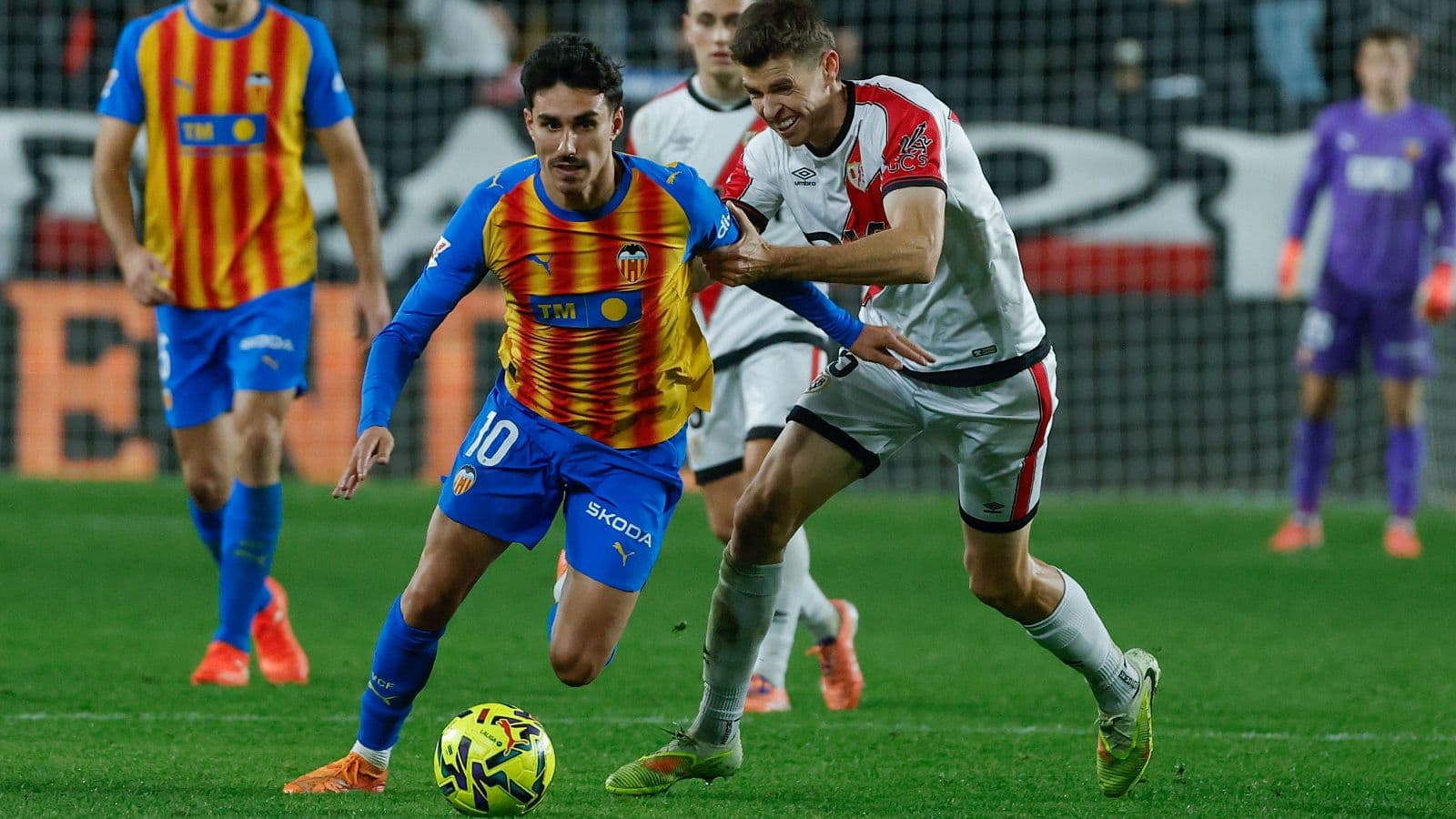 Jugador de Valencia en acción durante el partido