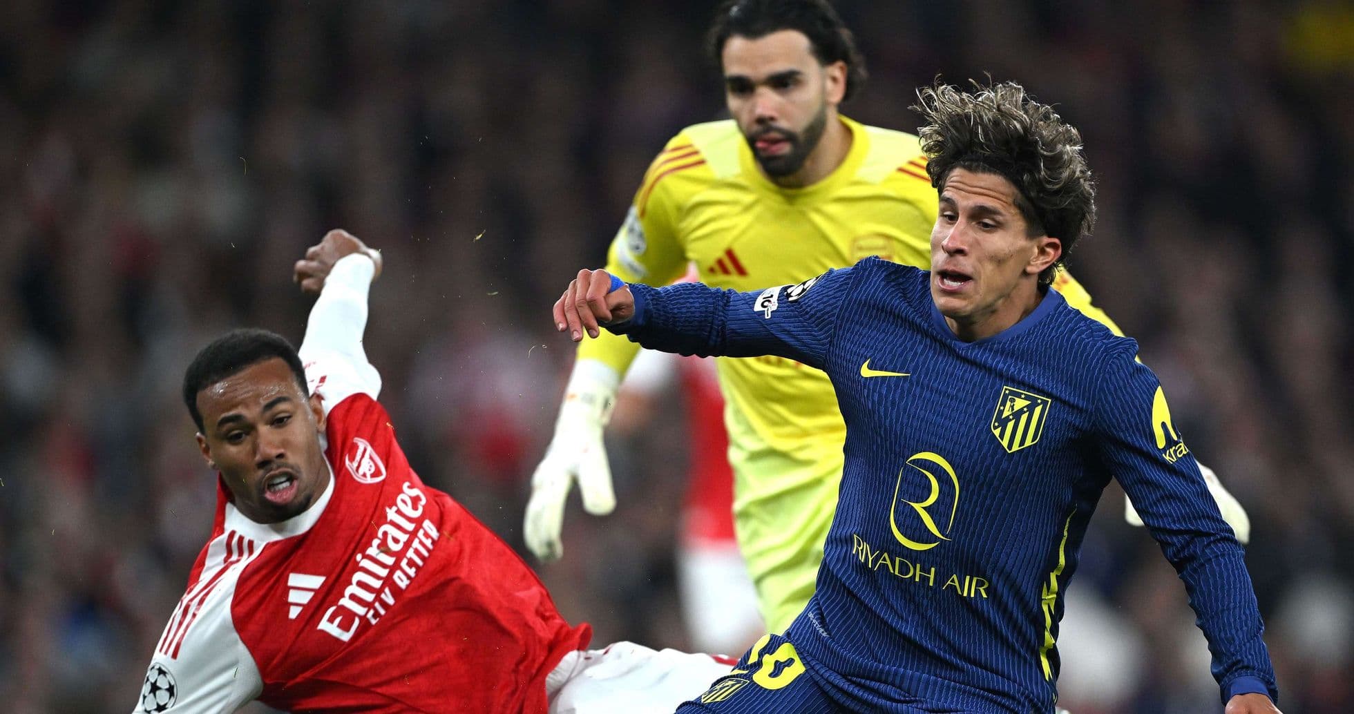 Jugador de Arsenal cae mientras lucha por el balón