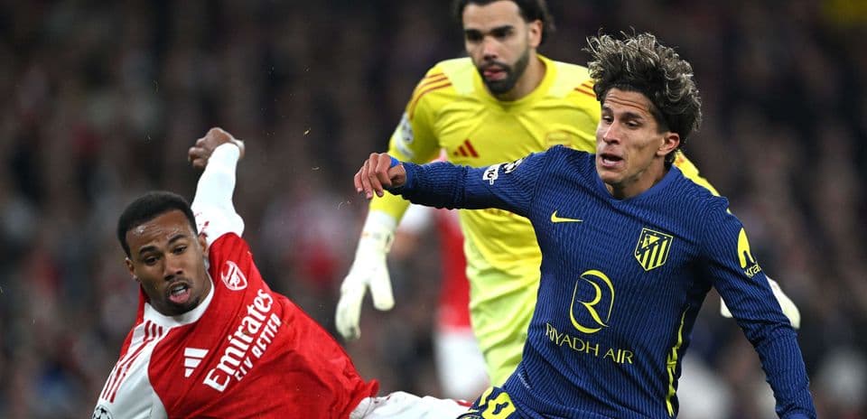 Jugador de Arsenal cae mientras lucha por el balón
