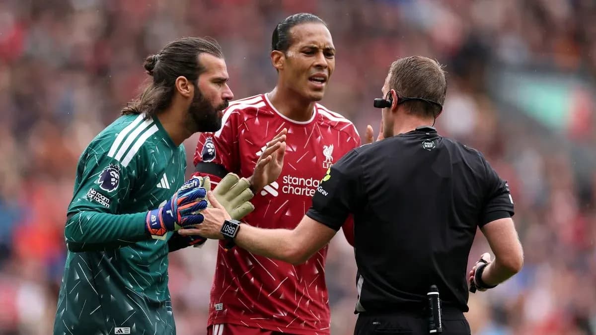 Alisson y Van Dijk discutiendo con el árbitro