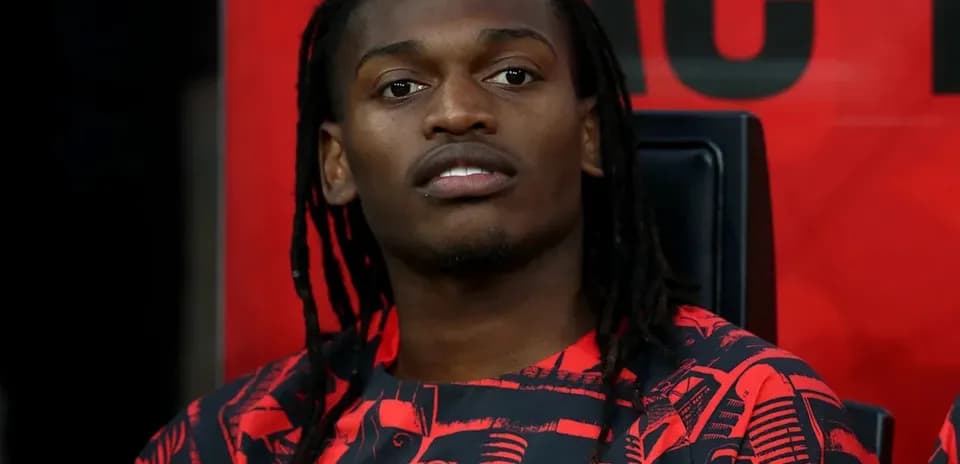 Jugador sentado en el banco de suplentes de AC Milan