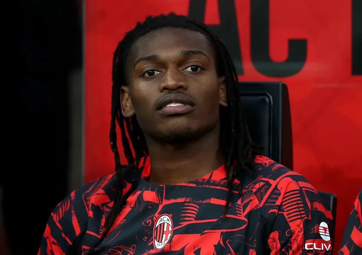 Jugador sentado en el banco de suplentes de AC Milan