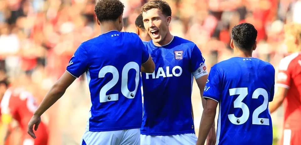 Jugadores de Ipswich celebrando un gol en el campo