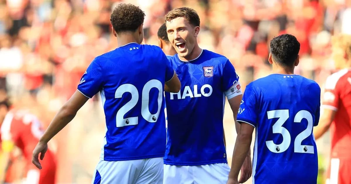 Jugadores de Ipswich celebrando un gol en el campo