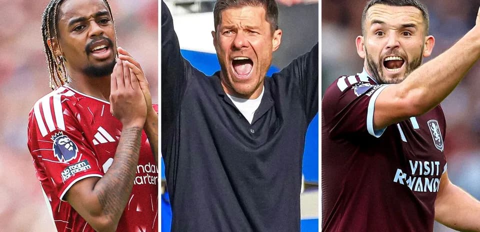 Tres futbolistas y un entrenador en acción