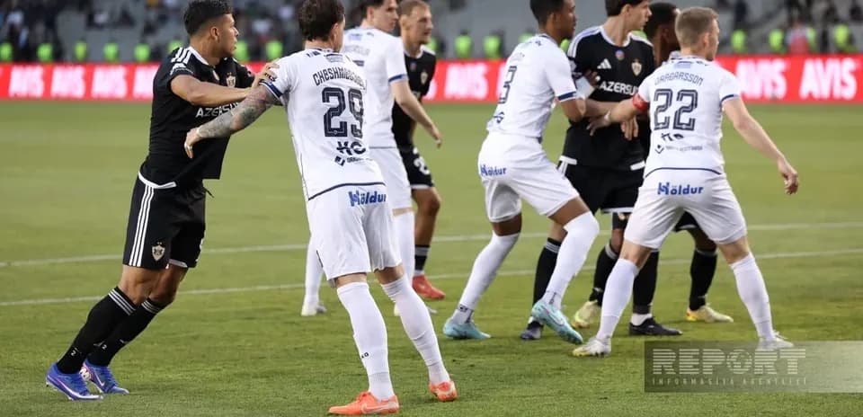 Jugadores de Vestri y Qarabag en acción