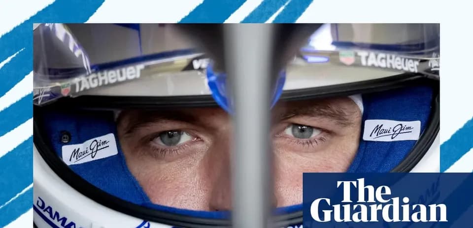 Piloto concentrado dentro de su casco de carreras