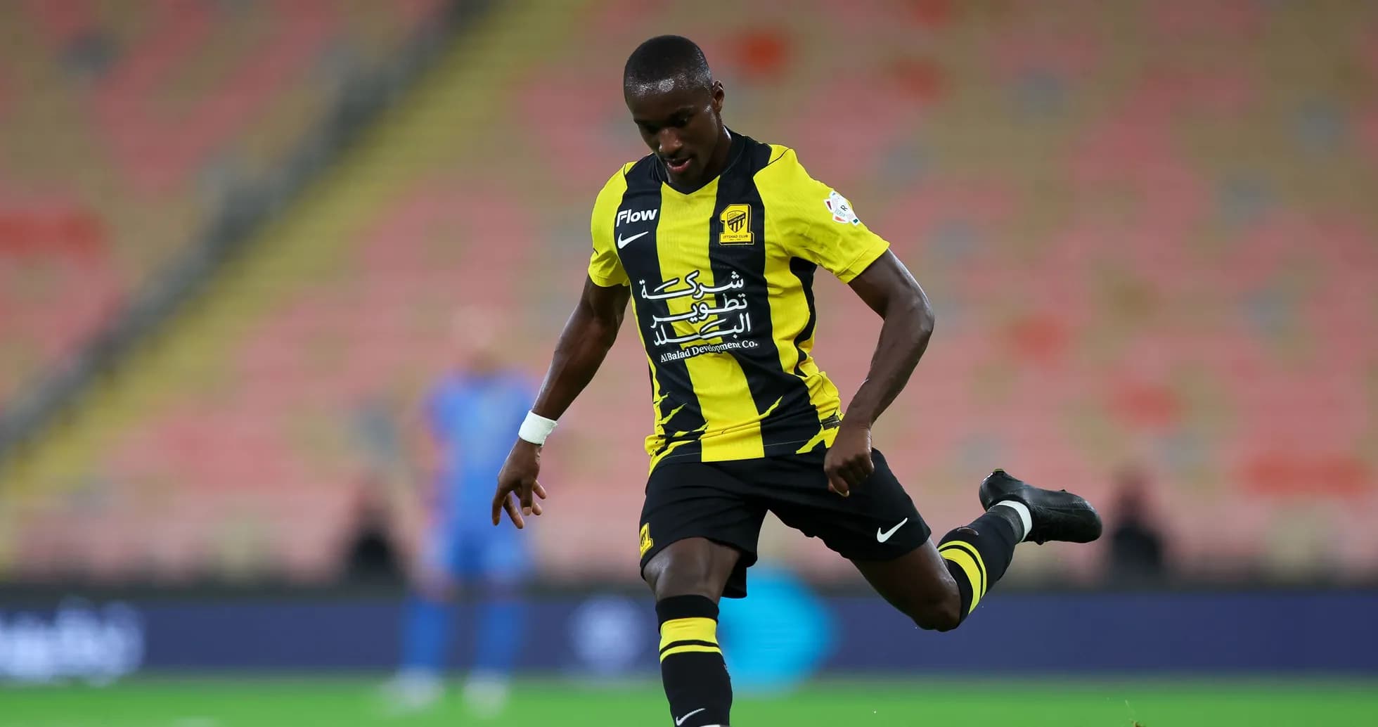 Jugador de Ittihad ejecutando un tiro en el campo