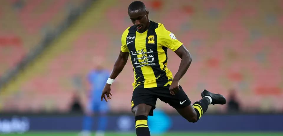 Jugador de Ittihad ejecutando un tiro en el campo