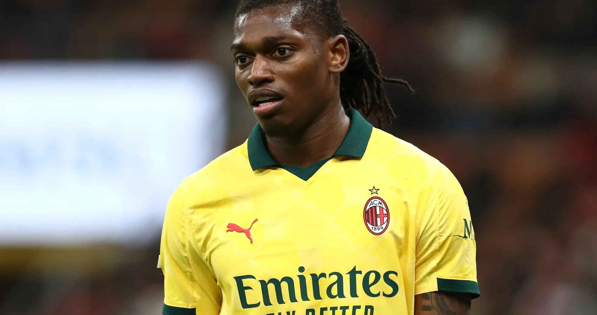 Jugador de AC Milan en uniforme amarillo durante el partido