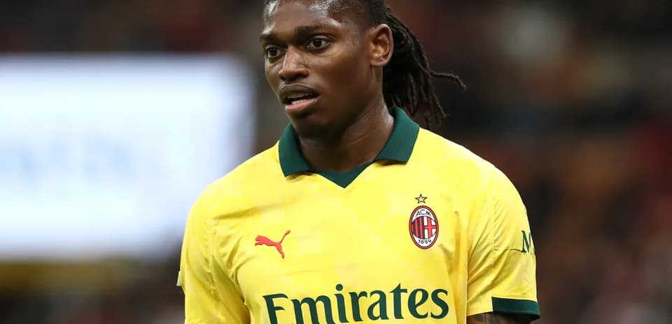 Jugador de AC Milan en uniforme amarillo durante el partido