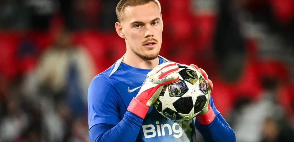 Portero sosteniendo balón antes del partido