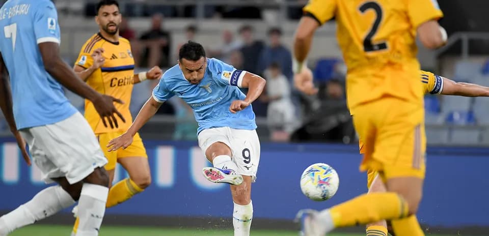 Lazio disparando a puerta durante el partido