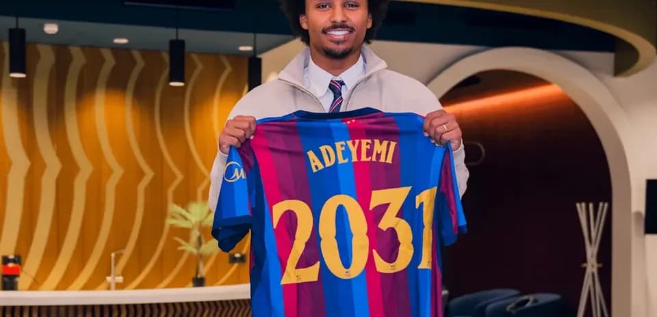 Jugador sostiene camiseta del FC Barcelona con su nombre