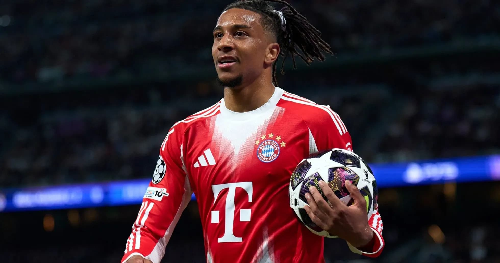 Jugador de Bayern Múnich sosteniendo balón de Champions