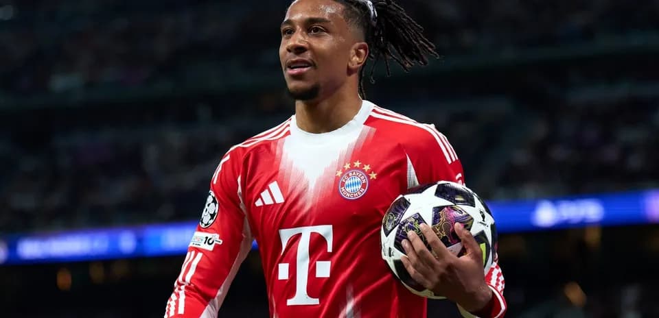 Jugador de Bayern Múnich sosteniendo balón de Champions
