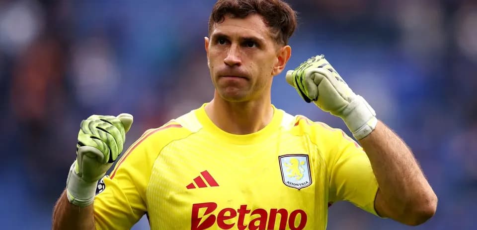 Portero de Aston Villa celebrando con los puños cerrados