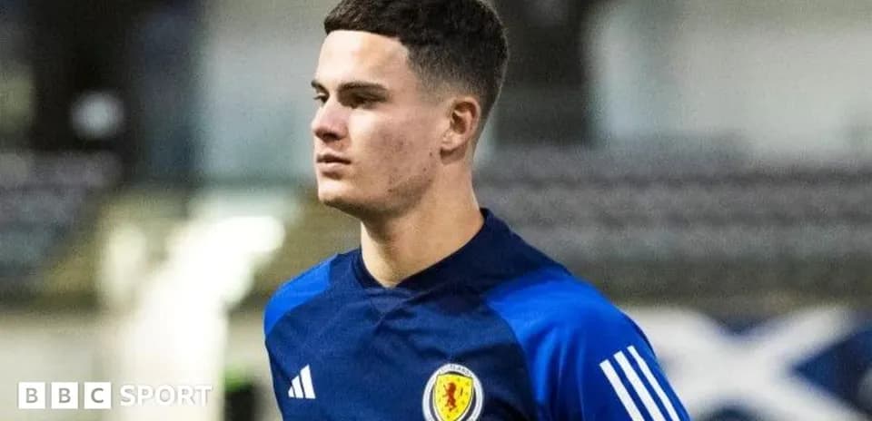 Jugador entrenando con camiseta de la selección escocesa