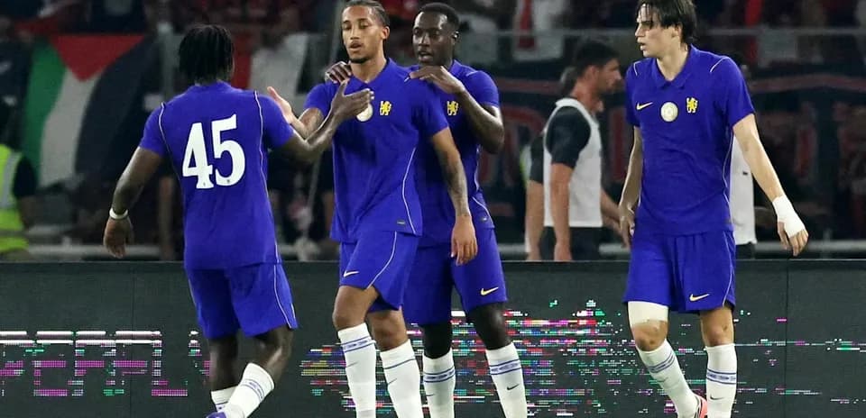 Jugadores celebrando en el campo de fútbol