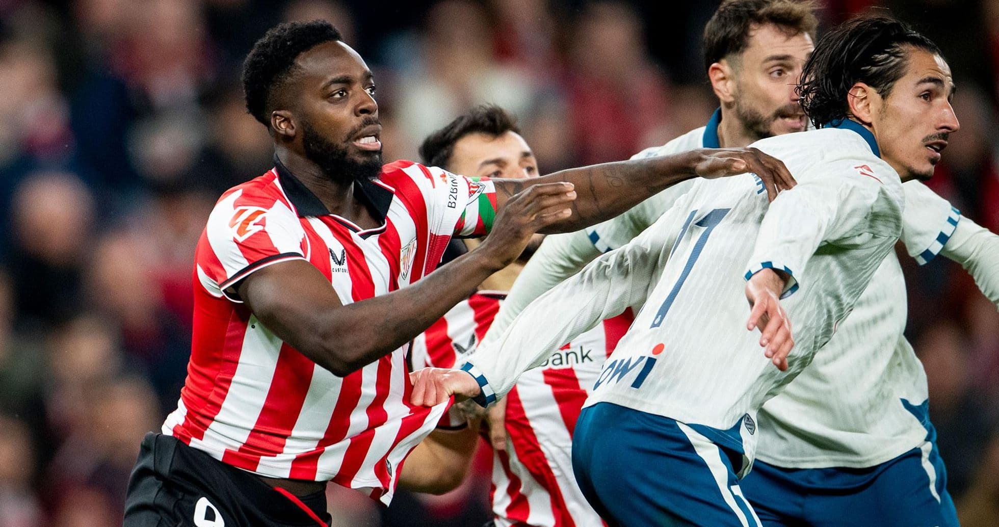 Jugadores en acción durante el partido