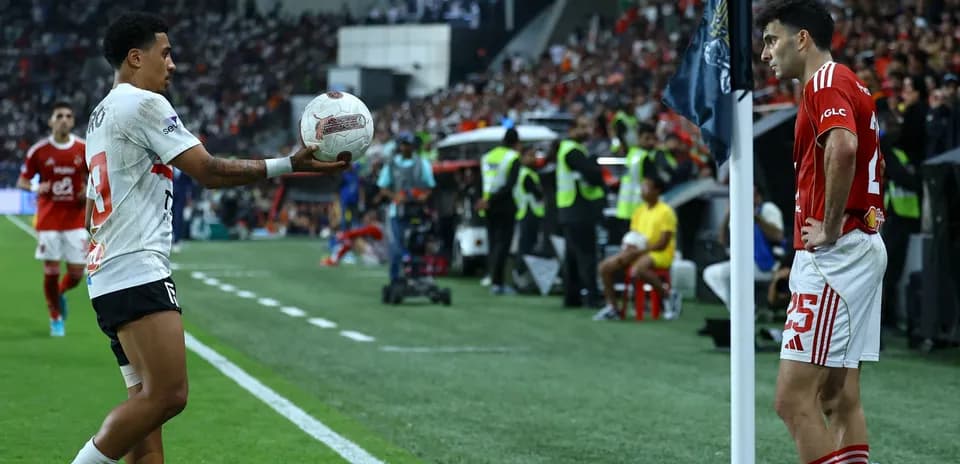 Jugador lanzando balón desde la banda en partido