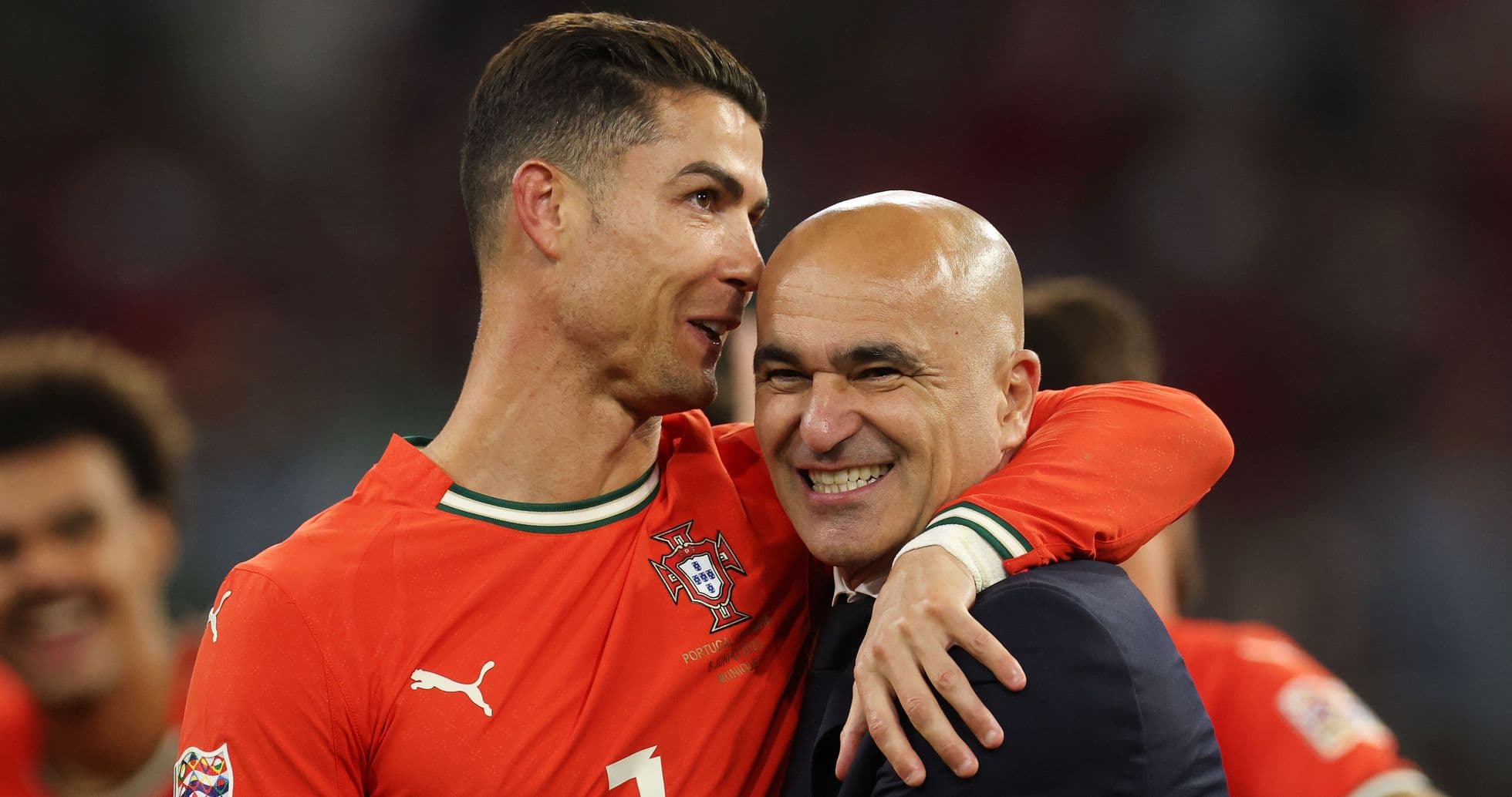 Cristiano Ronaldo y entrenador celebrando juntos en partido