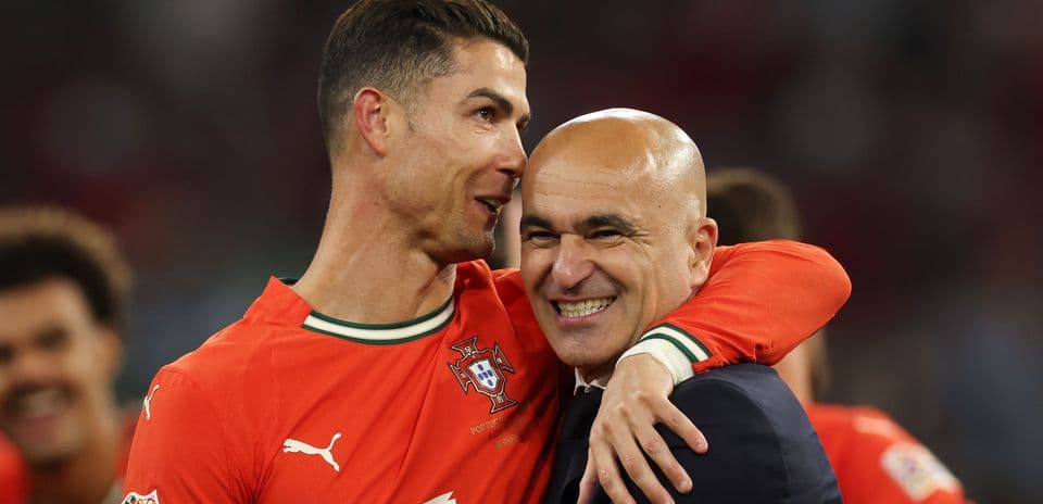 Cristiano Ronaldo y entrenador celebrando juntos en partido