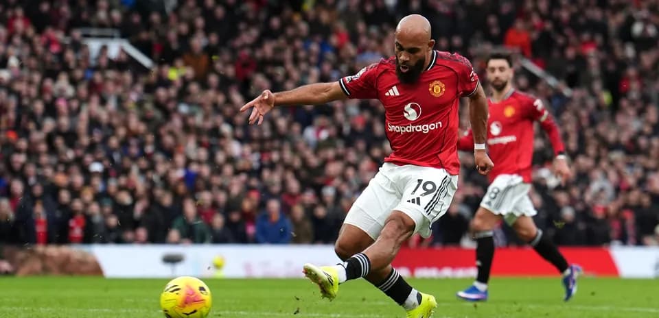 Jugador de Manchester United disparando al balón