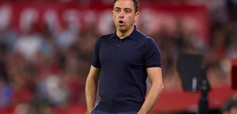 Entrenador dirigiendo a su equipo en el campo