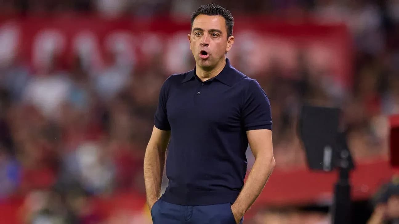 Entrenador dirigiendo a su equipo en el campo