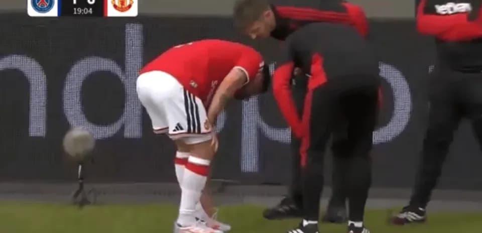 Jugador de Manchester United siendo atendido por el cuerpo técnico