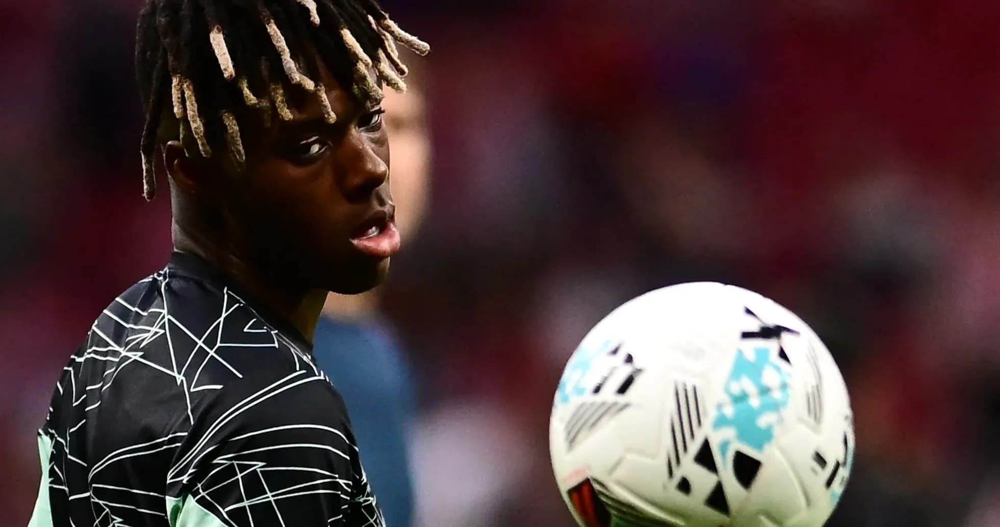 Jugador con cabello trenzado mirando hacia la cámara
