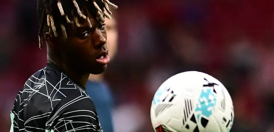 Jugador con cabello trenzado mirando hacia la cámara