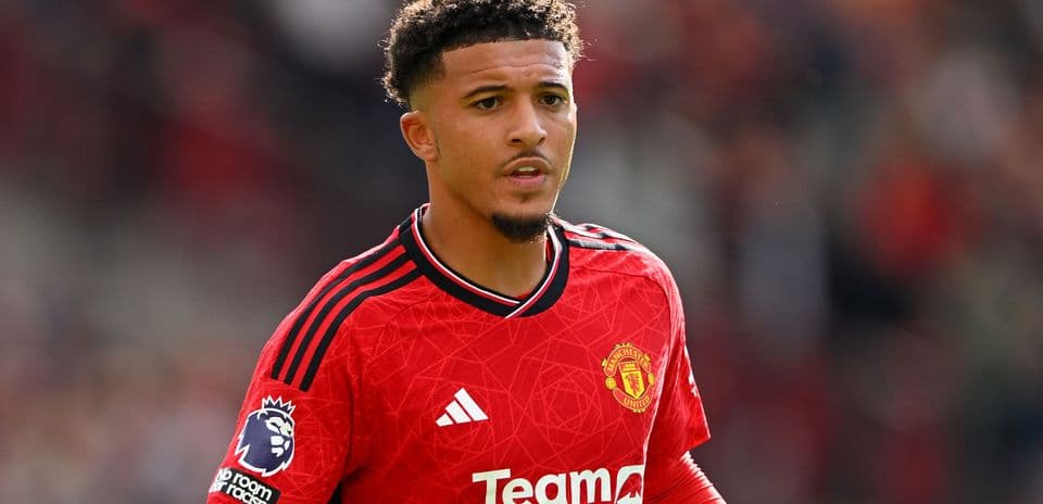 Jugador de Manchester United en camiseta roja en el campo