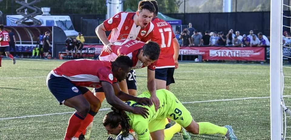 Jugadores compitiendo por el balón en el partido
